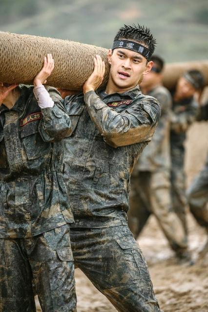 爬泥塘、吃生肉，杨幂佟丽娅都快要崩溃了！