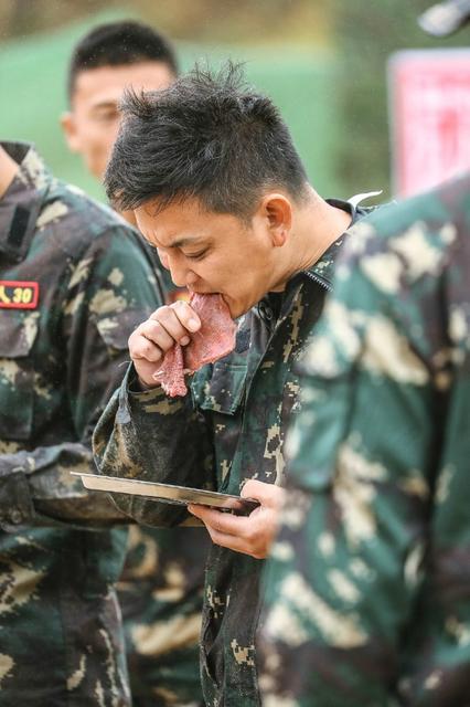 爬泥塘、吃生肉，杨幂佟丽娅都快要崩溃了！