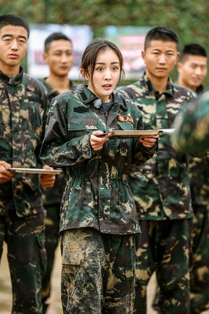 爬泥塘、吃生肉，杨幂佟丽娅都快要崩溃了！