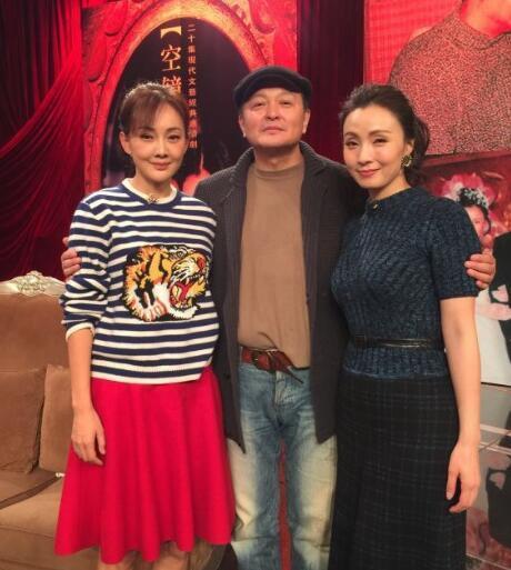 牛莉的脸肿么了？看着也有点僵了(组图)