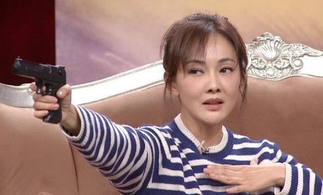 牛莉的脸肿么了？看着也有点僵了(组图)