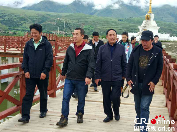 图片默认标题_fororder_龙泉驿区政企代表团在格萨尔文化精准扶贫百村产业基地考察调研