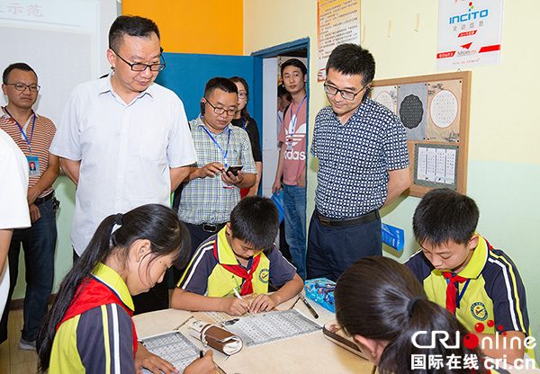 图片默认标题_fororder_3四川省文明办未成年人工作处处长游承陆（右一）一行参观富顺县东湖小学乡村学校少年宫（摄影-廖志全）