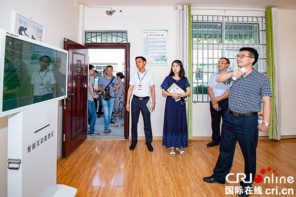 图片默认标题_fororder_2四川省文明办未成年人工作处处长游承陆（右一）率队参观富顺二中未成年人心理成长指导中心（摄影-廖志全）