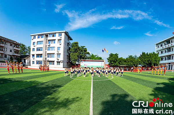图片默认标题_fororder_4游承陆一行观看沿滩区九洪小学乡村学校少年宫观看表演（摄影-廖志全）