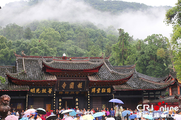 图片默认标题_fororder_雨中的报国寺烟雾缭绕（摄影：葛旺）