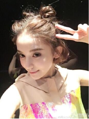 最爱剪刀手自拍的明星 赵丽颖郑爽唐嫣好清纯