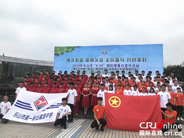 图片默认标题_fororder_学生代表合影（摄影：王卫东）