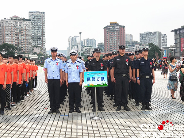图片默认标题_fororder_参加活动的民警方队（摄影：王卫东）