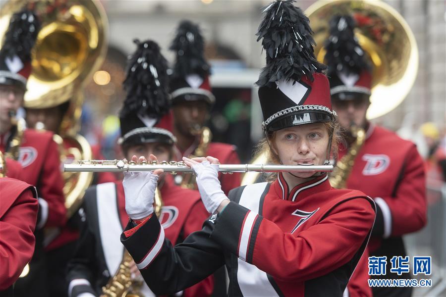 新华网：英国伦敦举行新年游行