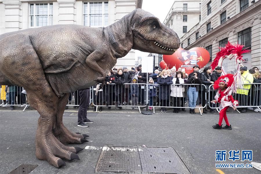 新华网：英国伦敦举行新年游行