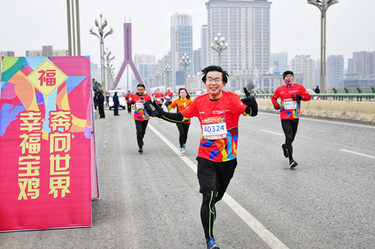【中首  陕西  图】2020“一带一路”宝鸡万人迎新微型马拉松赛开跑