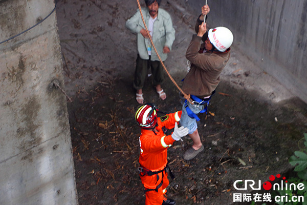 图片默认标题_fororder_消防官兵将被困人员一一救出（摄影：李佳）