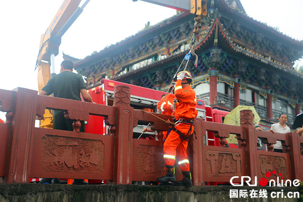 图片默认标题_fororder_消防官兵从桥上下降救援-（摄影：李佳）