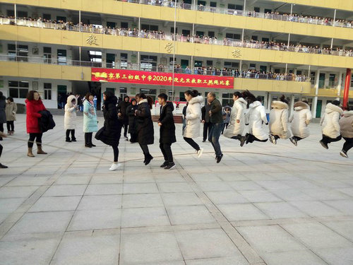 【河南供稿】喜迎元旦 漯河市第三初级中学开展教职工跳绳比赛