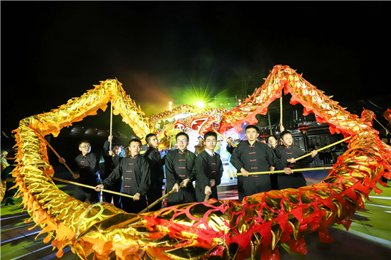 （供稿 旅游列表 三吴大地南京 移动版）上万名游客在南京栖霞山景区跨年迎新