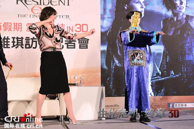 《生化危机》战神爱丽丝“表白”梁朝伟 引全场嗨翻