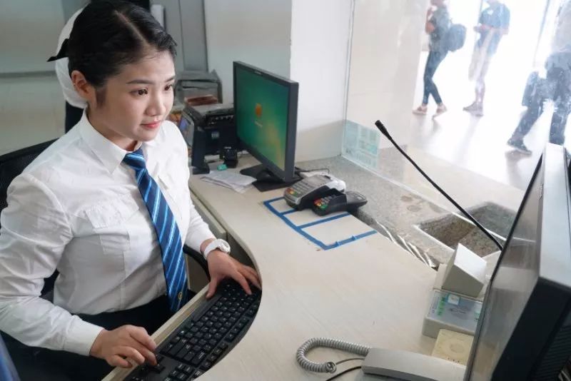 「新华社」跨年夜，4名海警战士整齐列队向售票员敬军礼！