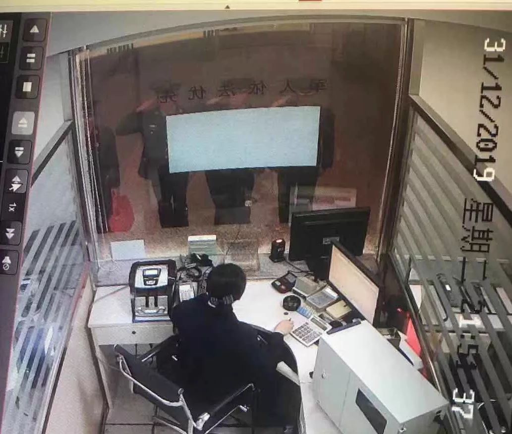「新华社」跨年夜，4名海警战士整齐列队向售票员敬军礼！