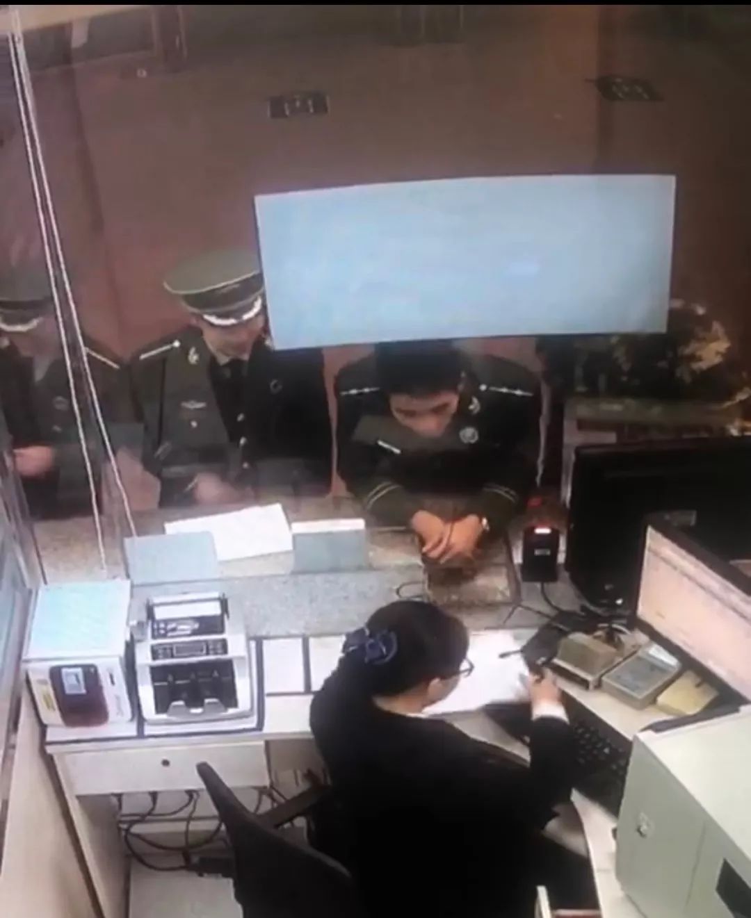 「新华社」跨年夜，4名海警战士整齐列队向售票员敬军礼！