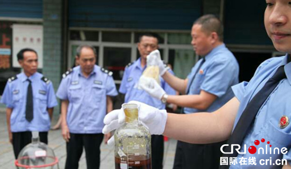 图片默认标题_fororder_深入街道社区--对物管和保安进行禁毒宣传(摄影-方秦）