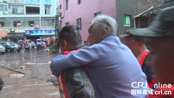 图片默认标题_fororder_图说：背出被困群众