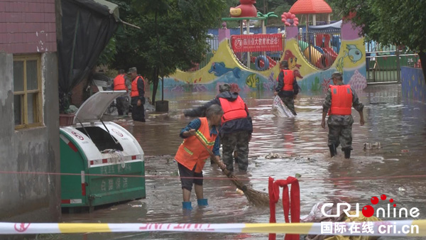 图片默认标题_fororder_图说：干群齐参与-共同清淤疏堵