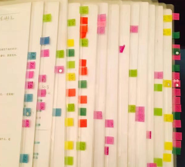 敬业!孙俪晒海量剧本 台词标记密密麻麻- 国际