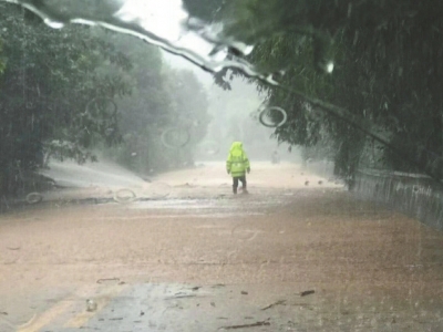 （焦点图，导航成都，移动端轮播图）崇州交警“小黄人”暴雨中逆行 过膝泥水中为车主探路