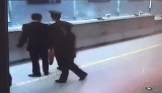 央视网：敬礼！这声口令，这个动作，温暖跨年夜