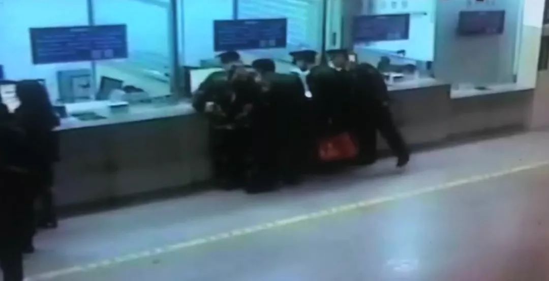 央视网：敬礼！这声口令，这个动作，温暖跨年夜