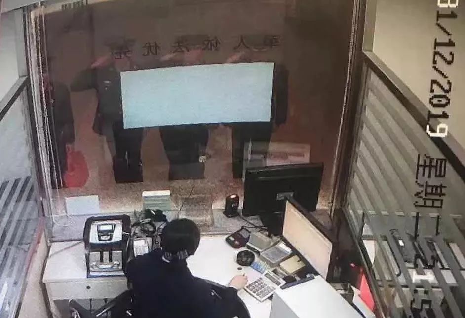 央视网：敬礼！这声口令，这个动作，温暖跨年夜