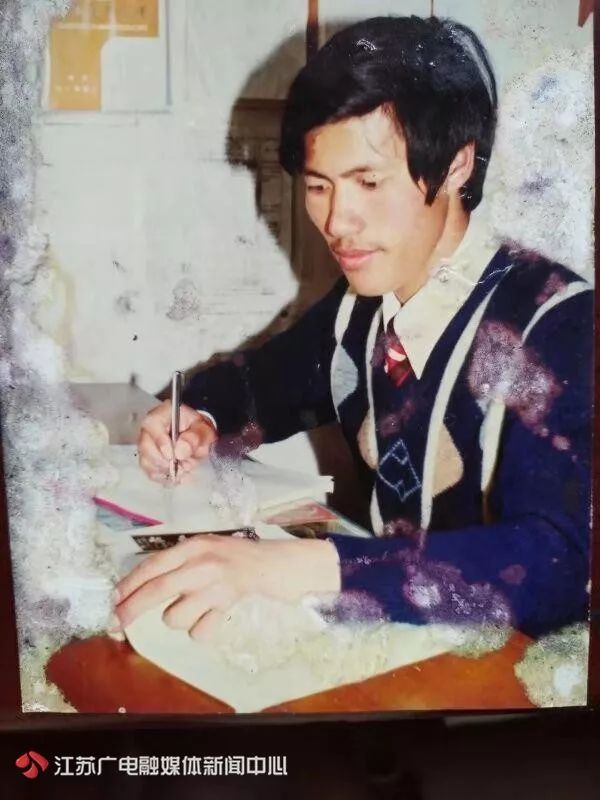 [新华社]20多张欠条，他还了8年！