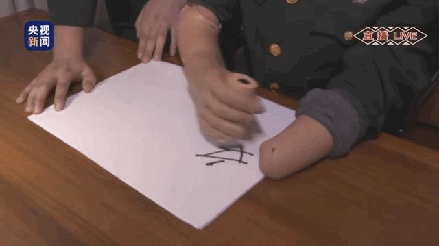 「人民日报」这四个字并不“漂亮”，却感动了所有人！