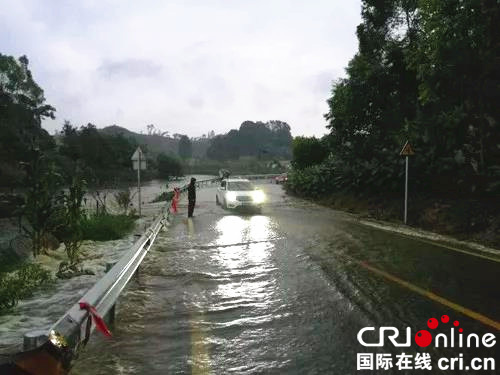 图片默认标题_fororder_白马镇至童家镇公路漫水（市中区委宣传部-供图）