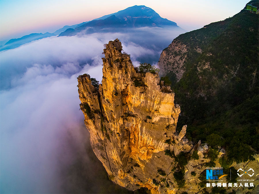 航拍长江三峡：大江引碧水 大山披红妆