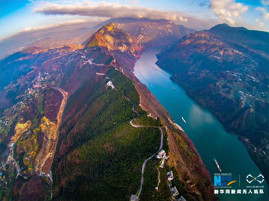 航拍长江三峡：大江引碧水 大山披红妆