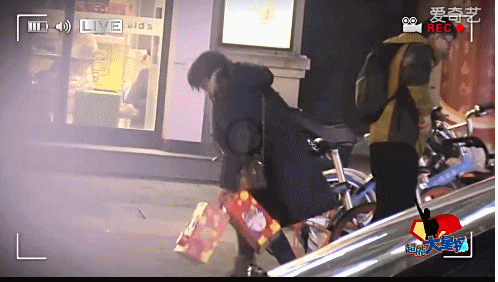 郑爽街头痛哭玩具送人 郑爽哭了是为胡彦斌？