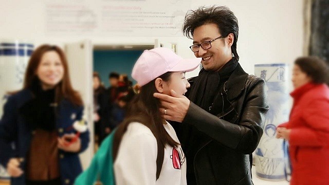 鲁豫探访汪峰一家 大女儿小苹果出镜(图)