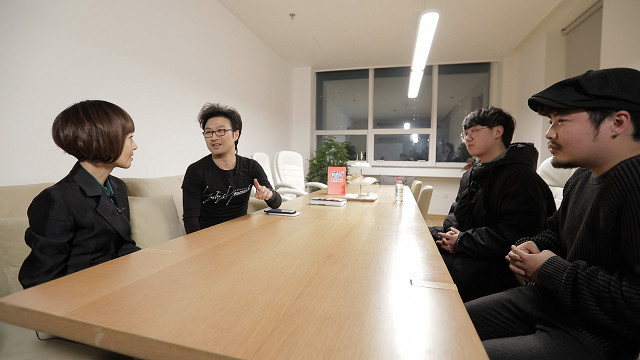 鲁豫探访汪峰一家 大女儿小苹果出镜(图)