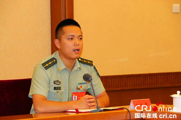 图片默认标题_fororder_罗川滨在四川代表团小组讨论中发言（雅安消防支队--供图）