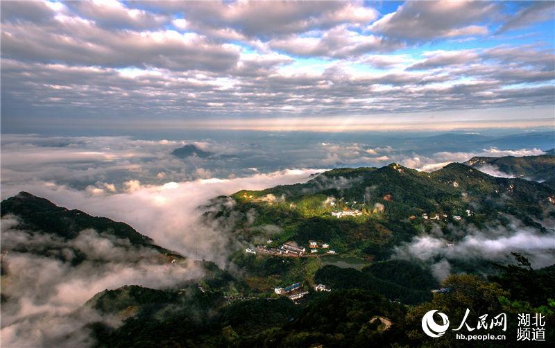 湖北麻城龟峰山晨雾似天上人间