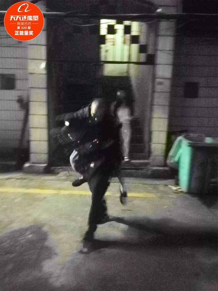 「新华社」这两个小帅哥刷屏了！