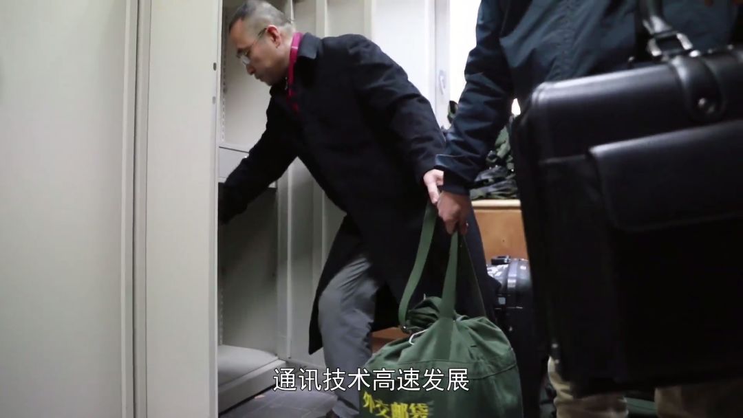 【新华社】神秘的“国家快递员”，邮袋一秒不离视线