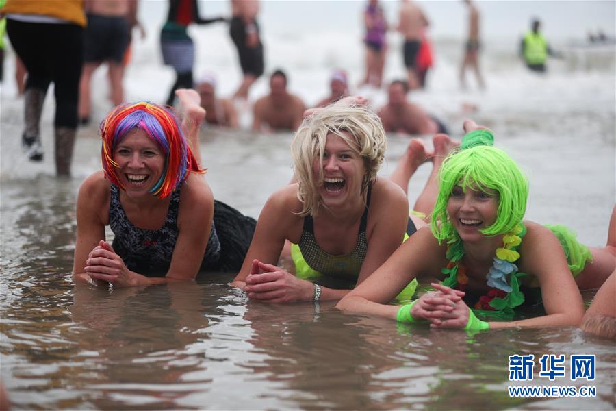 新华网@比利时：别开生面的“新年跳海”