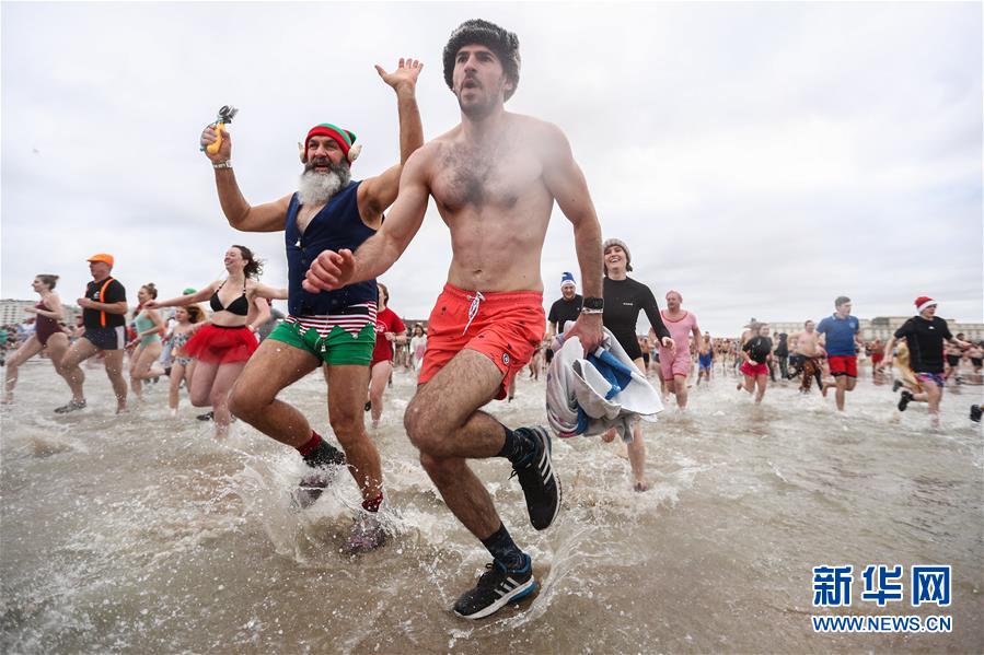 新华网@比利时：别开生面的“新年跳海”