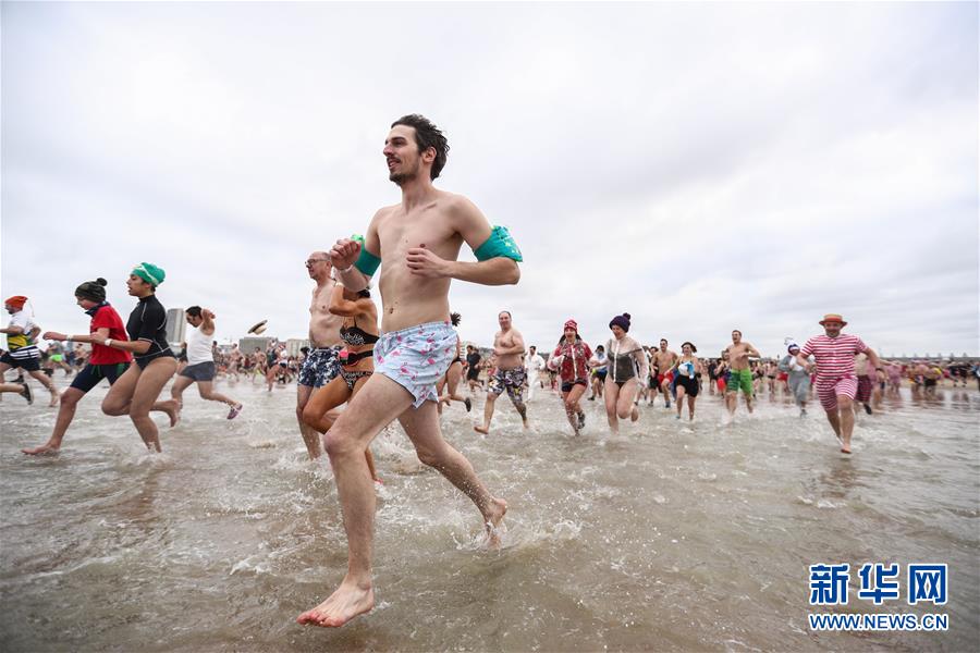 新华网@比利时：别开生面的“新年跳海”