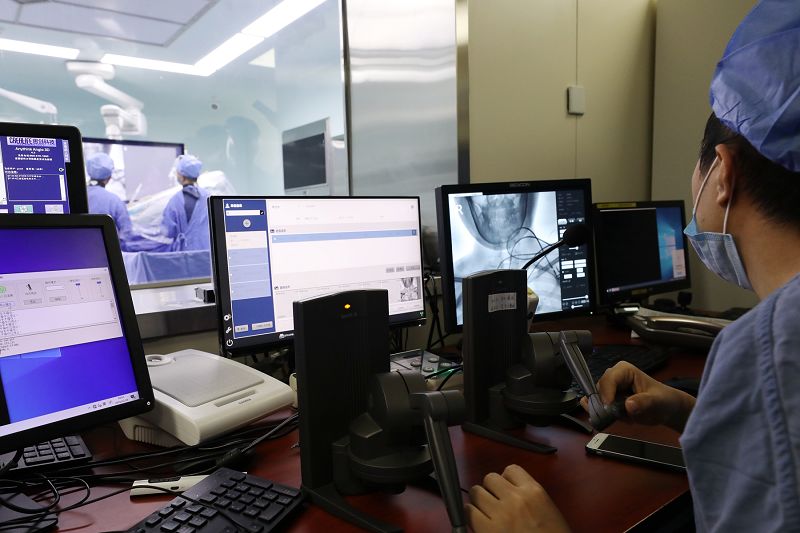 「科技日报」全国首例！我自主研发机器人辅助完成全脑血管造影手