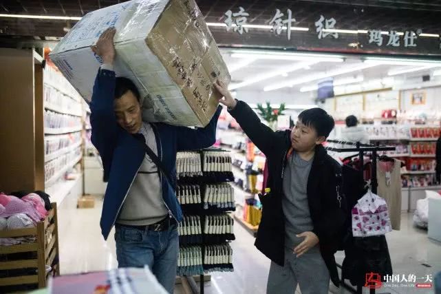 人民日报：这张父子照曾火遍全国，如今他们的故事比照片更动人