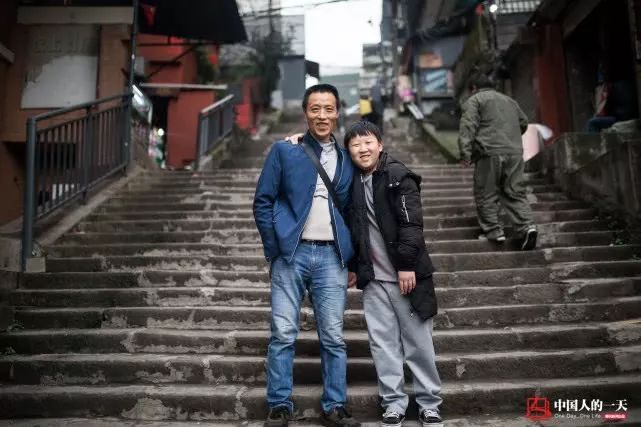 人民日报：这张父子照曾火遍全国，如今他们的故事比照片更动人